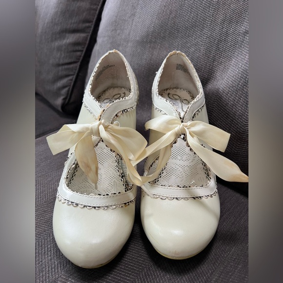 Cream White vintage style heels with ribbon lace up size 7.5 - Picture 2 of 6
